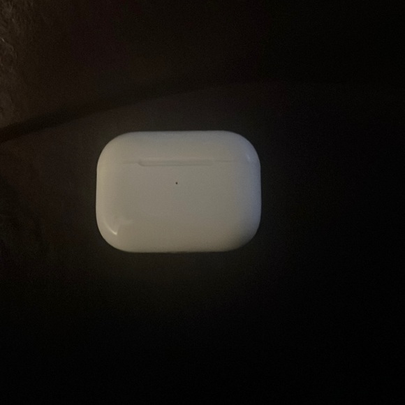 I’m selling Airpod Pros color white